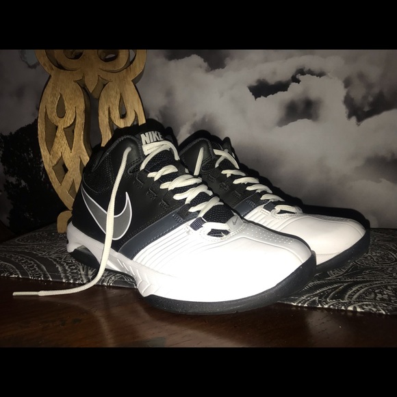 Woman’s Nike size 7.5 - Picture 2 of 2